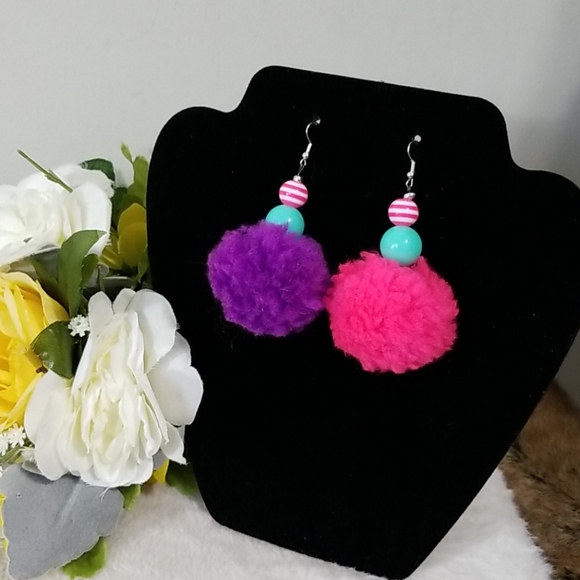 🔴5/$15! NWT Fun purple and pink pompom earrings - Picture 1 of 2